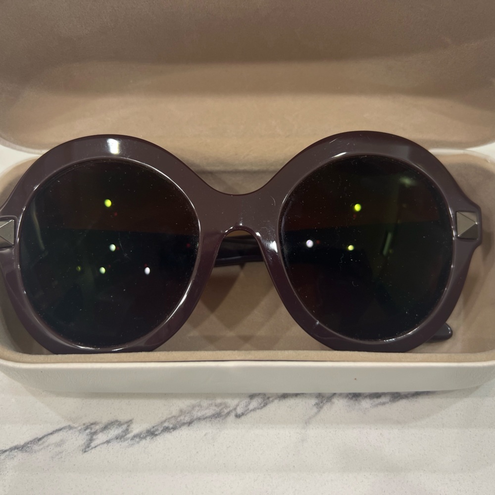 Valentino sunglasses LIKE NEW. no scratches seen to my eye